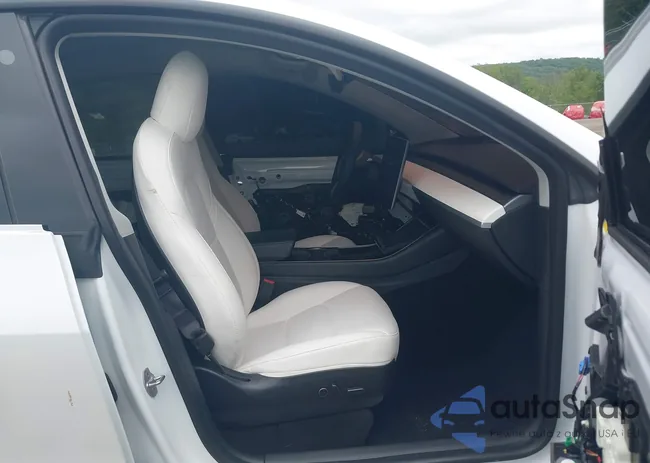 5YJYGDEE8MF085574: 42322001