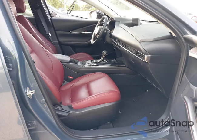 3MVDMBCM0RM681804: 42324332