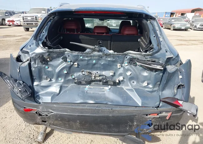 3MVDMBCM0RM681804: 42324332