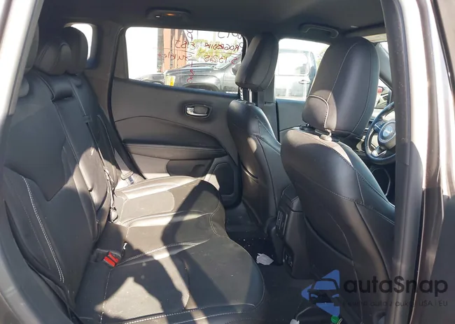 3C4NJCEB4MT564077: 42323844