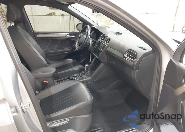 3VV8B7AX8NM044884: 42331323