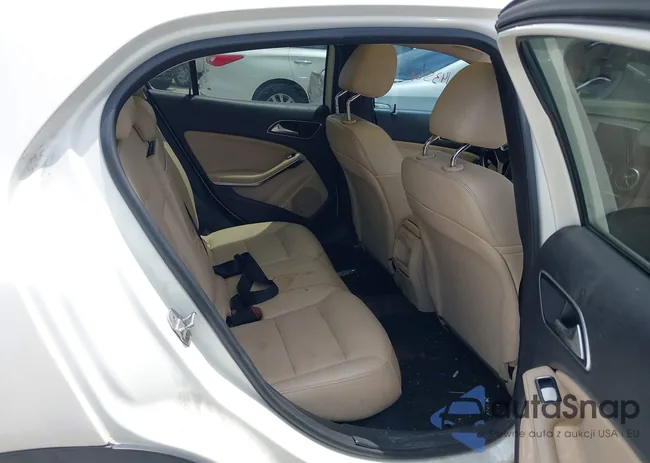 WDCTG4EB8FJ143561: 42332313