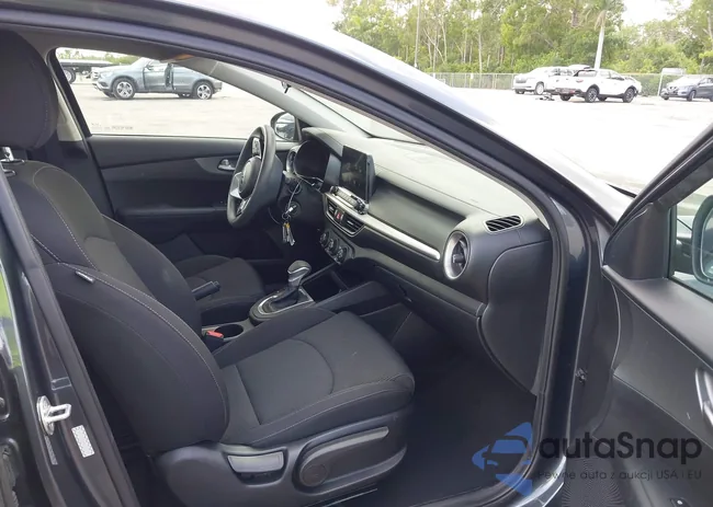 3KPF24AD6ME371772: 42333639