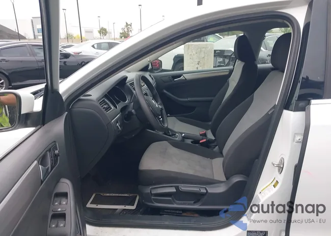 3VW2B7AJ8HM203808: 42379379