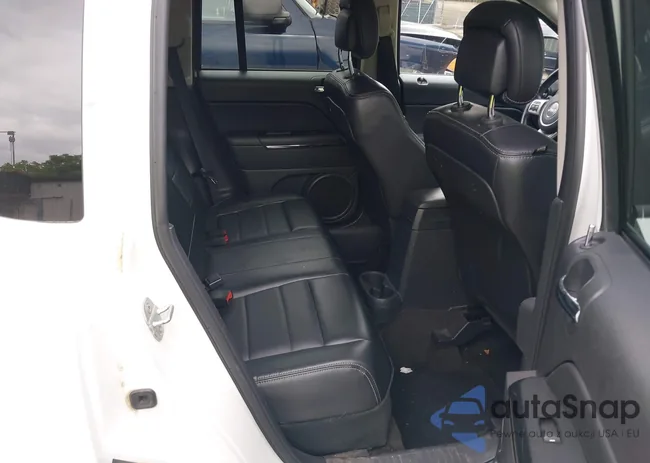 1C4NJDCB4DD199656: 42379382