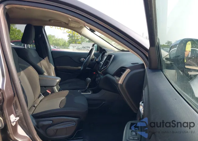 1C4PJLCB3GW303145: 42390070