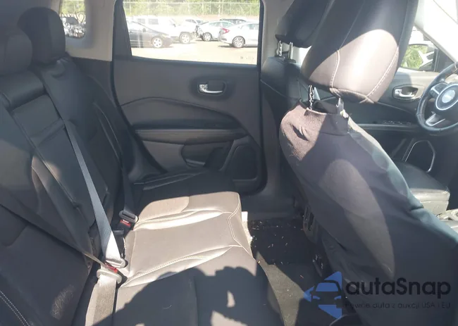 3C4NJDBB9JT103883: 42402979