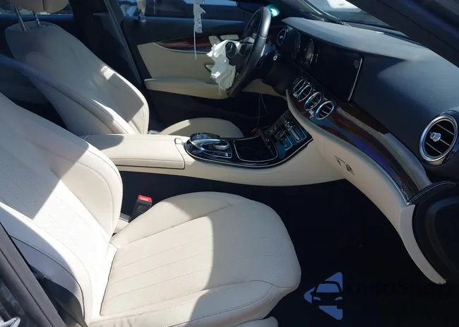 WDDZF4JB8HA037189: 42406384