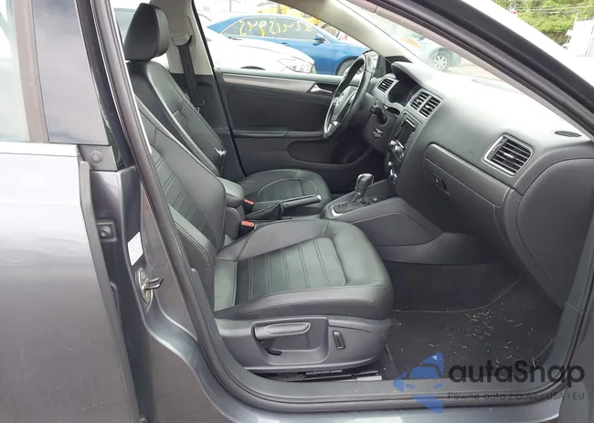 3VWLP7AJ8DM400011: 42415945