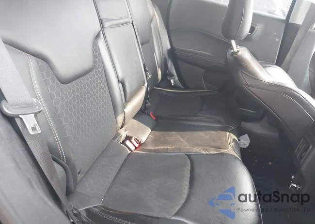 3C4NJDBB2JT478904: 42423608