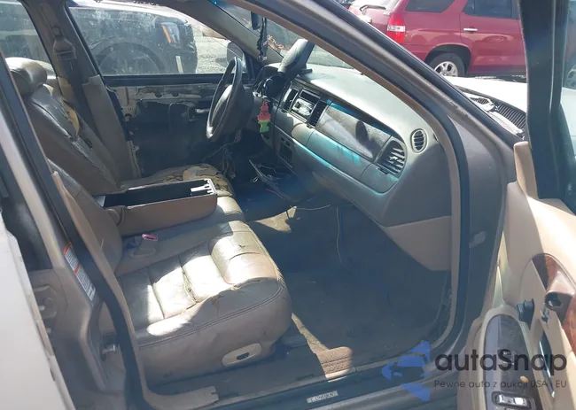 1LNHM82W0XY710627: 42440024