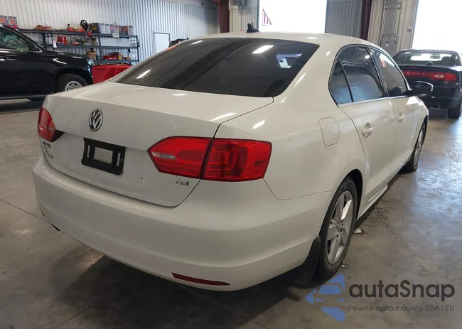 3VW3L7AJ7EM426712: 42497652