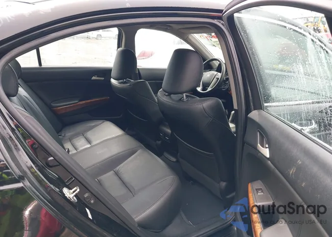 1HGCP3F88CA006104: 42500390