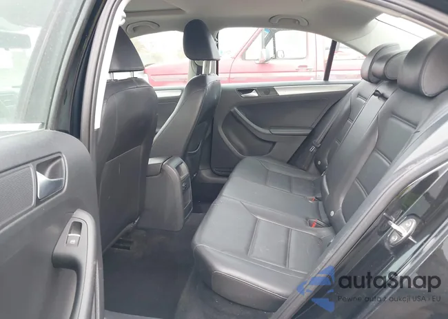 3VWD17AJ0FM237993: 41704802