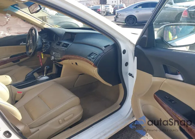 1HGCP3F8XCA015497: 41729669