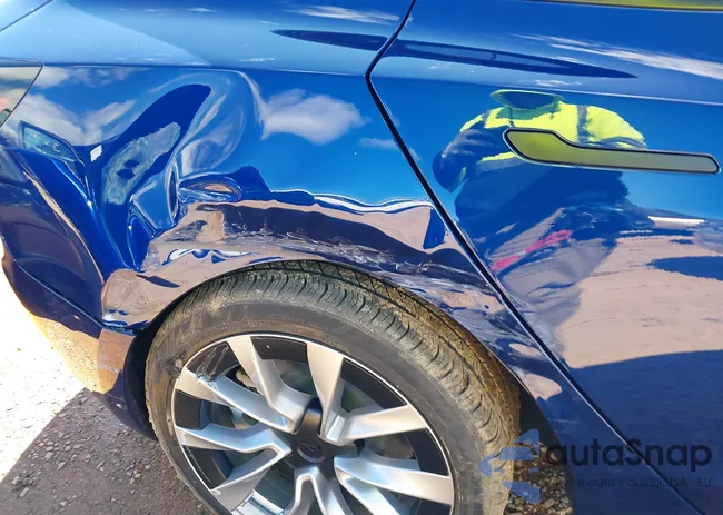 5YJ3E1EB3RF768097: 41740084