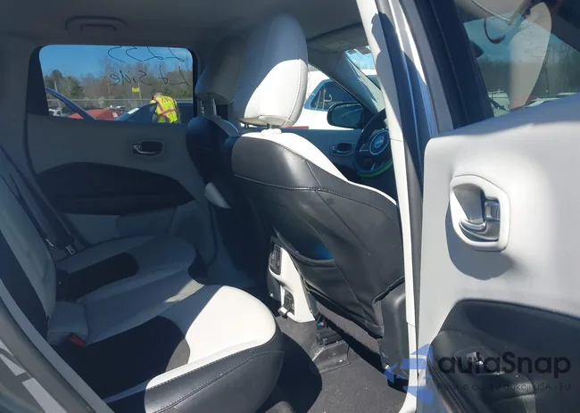 3C4NJDBB4KT786870: 41740323