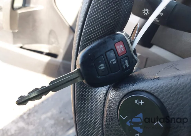 2T1BURHE5JC969463: 41760784