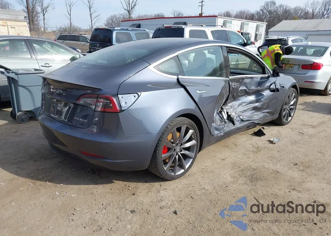 5YJ3E1EB5JF063077: 41773551