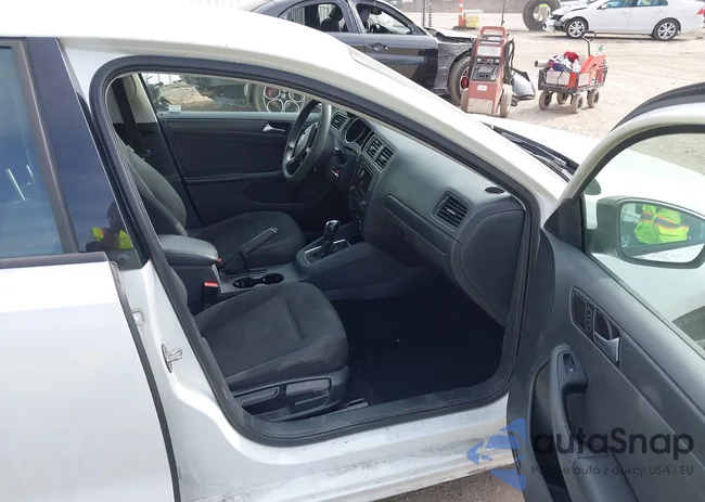 3VW267AJ2GM357238: 41792409