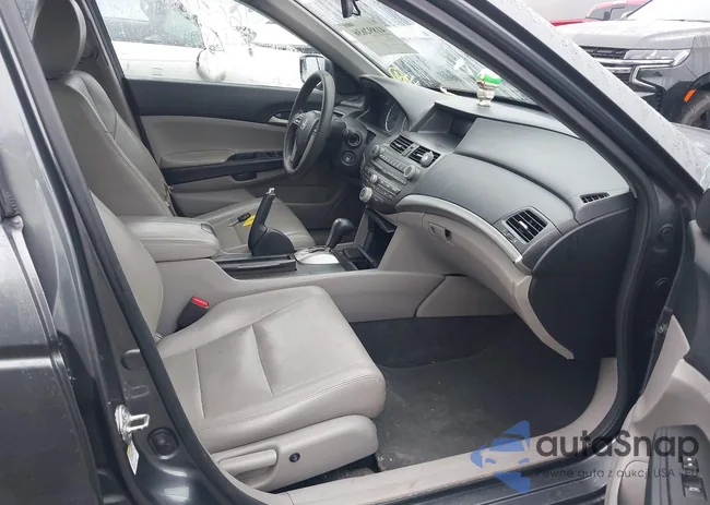 1HGCP2F40BA017734: 41892636