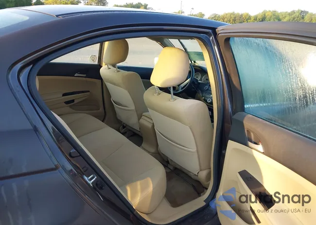 1HGCP2F3XBA026688: 42909171