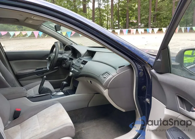 1HGCP26328A077742: 42969591