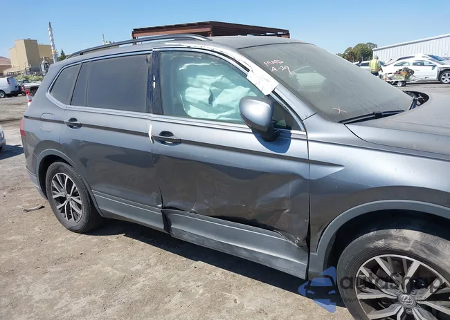 3VV2B7AX1KM158582: 42969635