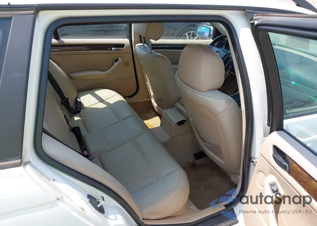 WBAAR3348YJM01888: 42985610