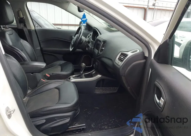 3C4NJCBB4KT802074: 42989397