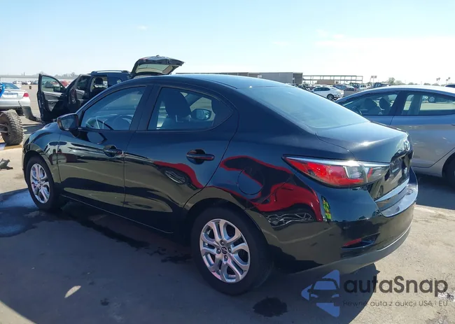 3MYDLBYV0JY315779: 43015797