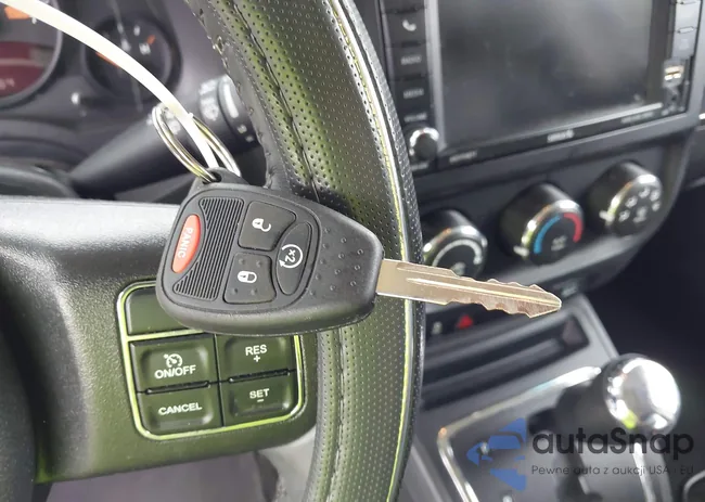 1C4NJRFB3GD552322: 43033627