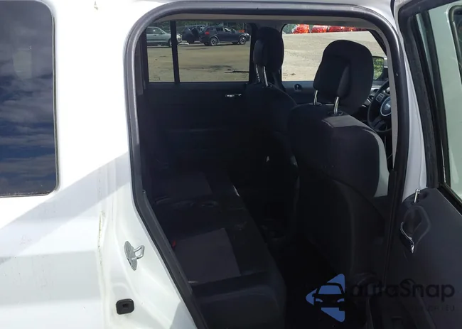 1C4NJRBB8CD549917: 43051579