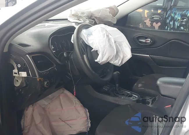 1C4PJLCB6KD145744: 43083725