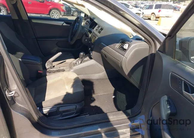 3VW2B7AJ4JM237220: 43088879