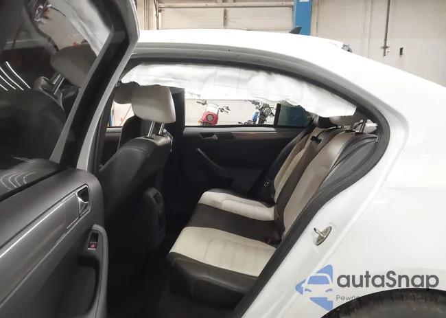 3VWD17AJ8GM412833: 43100375