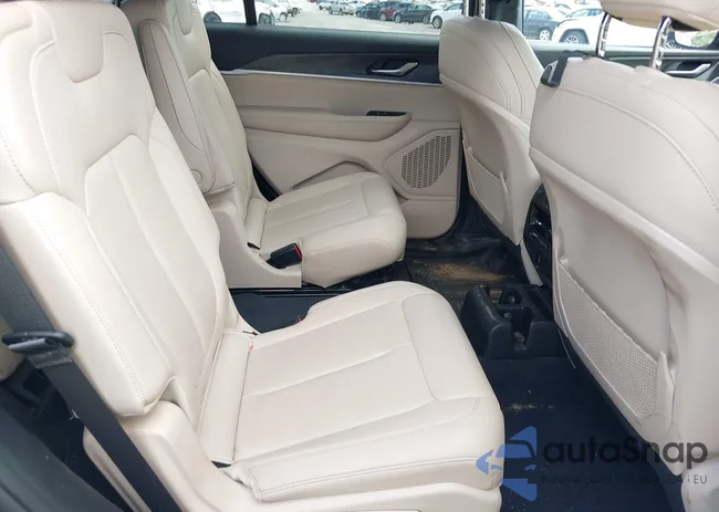 1C4RJKBG8P8738733: 43117058