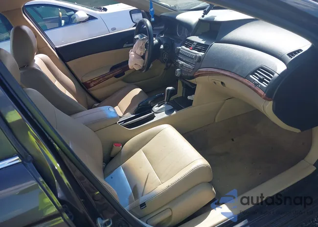 1HGCP3F7XCA004815: 43130100