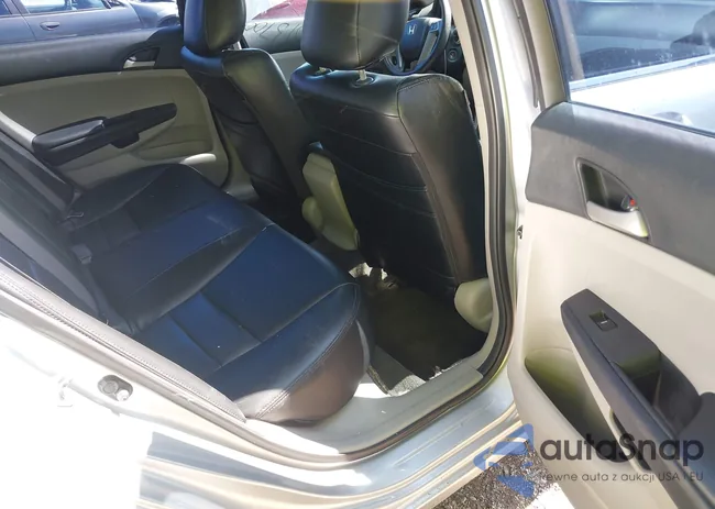 1HGCP2F44BA068735: 43137000