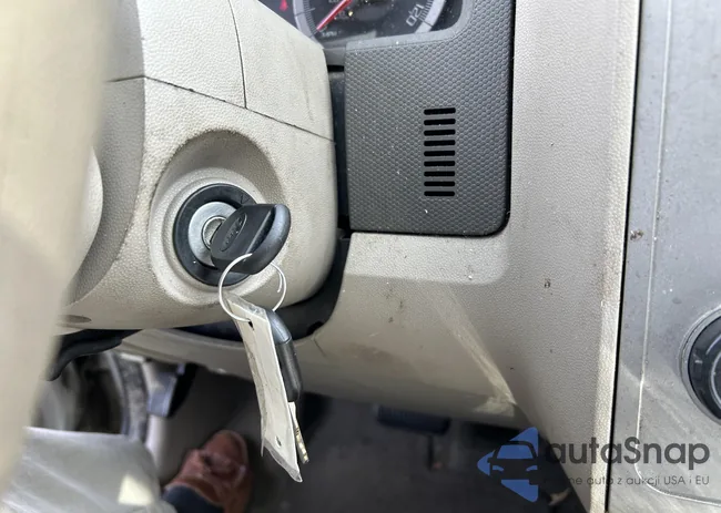 1FMCU93168KB59028: 43145912