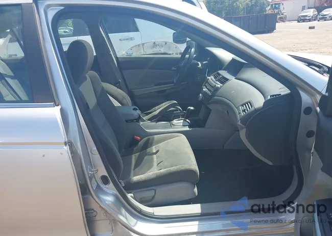 1HGCP2F78AA142120: 43146649