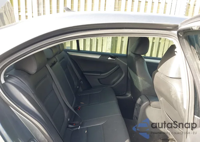 3VWDB7AJ9HM272290: 43172118