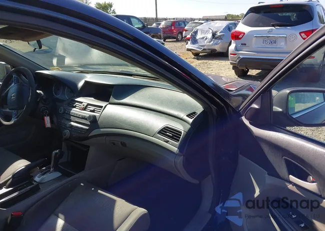 1HGCP2F46BA117272: 43187825