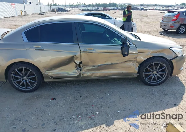 1HGCP26389A144250: 43192892