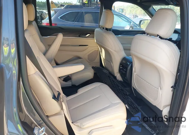 1C4RJKBG9R8924848: 43198677