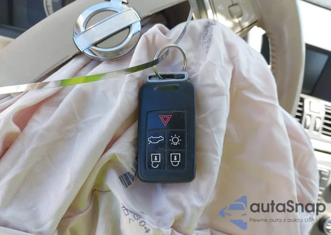 YV4902DZ8B2182868: 43205284