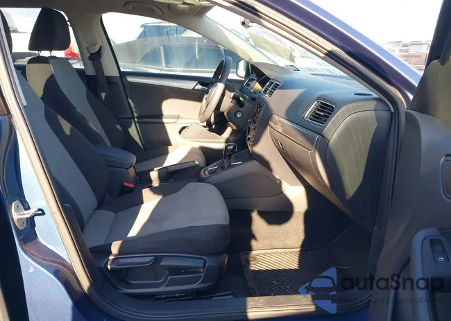 3VW2B7AJ5JM214240: 43208644