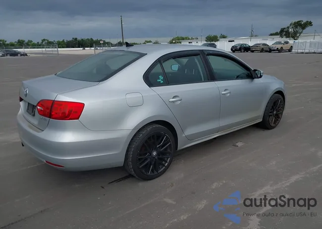 3VWDZ7AJ8BM328187: 43210569