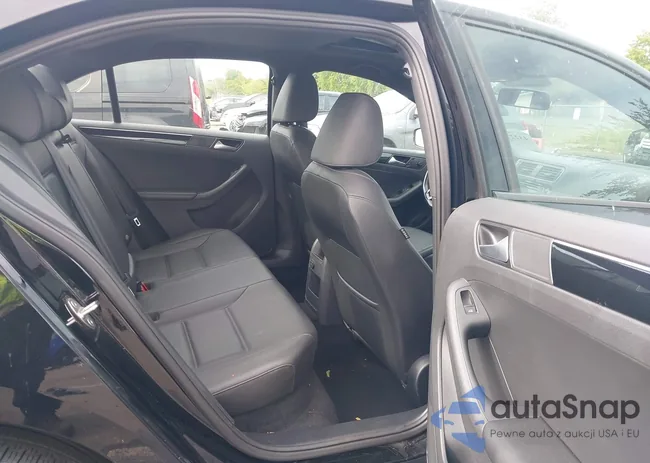 3VWD17AJ0JM238487: 43227907