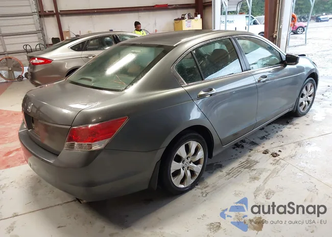 1HGCP2F7XAA009732: 43242631